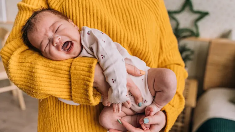 Neonato in braccio alla mamma durante la notte